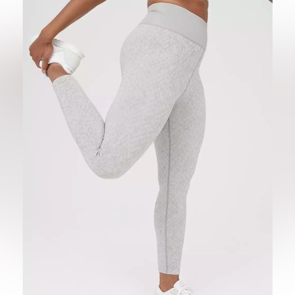 Aerie OFFLINE Seamless High Waisted Snake Leggings Grey - Picture 2 of 14